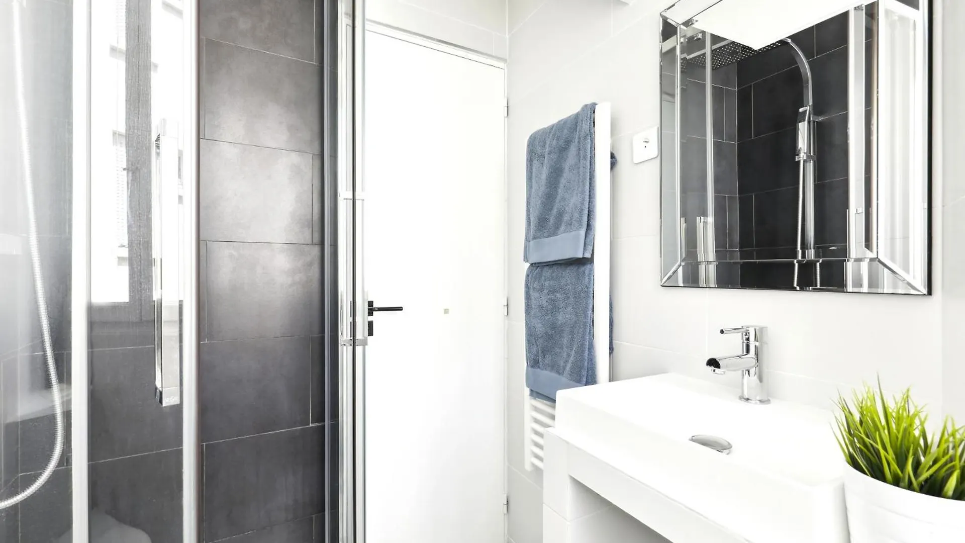 Lovely Top Floor Studio Near Montmartre Paris Apartment