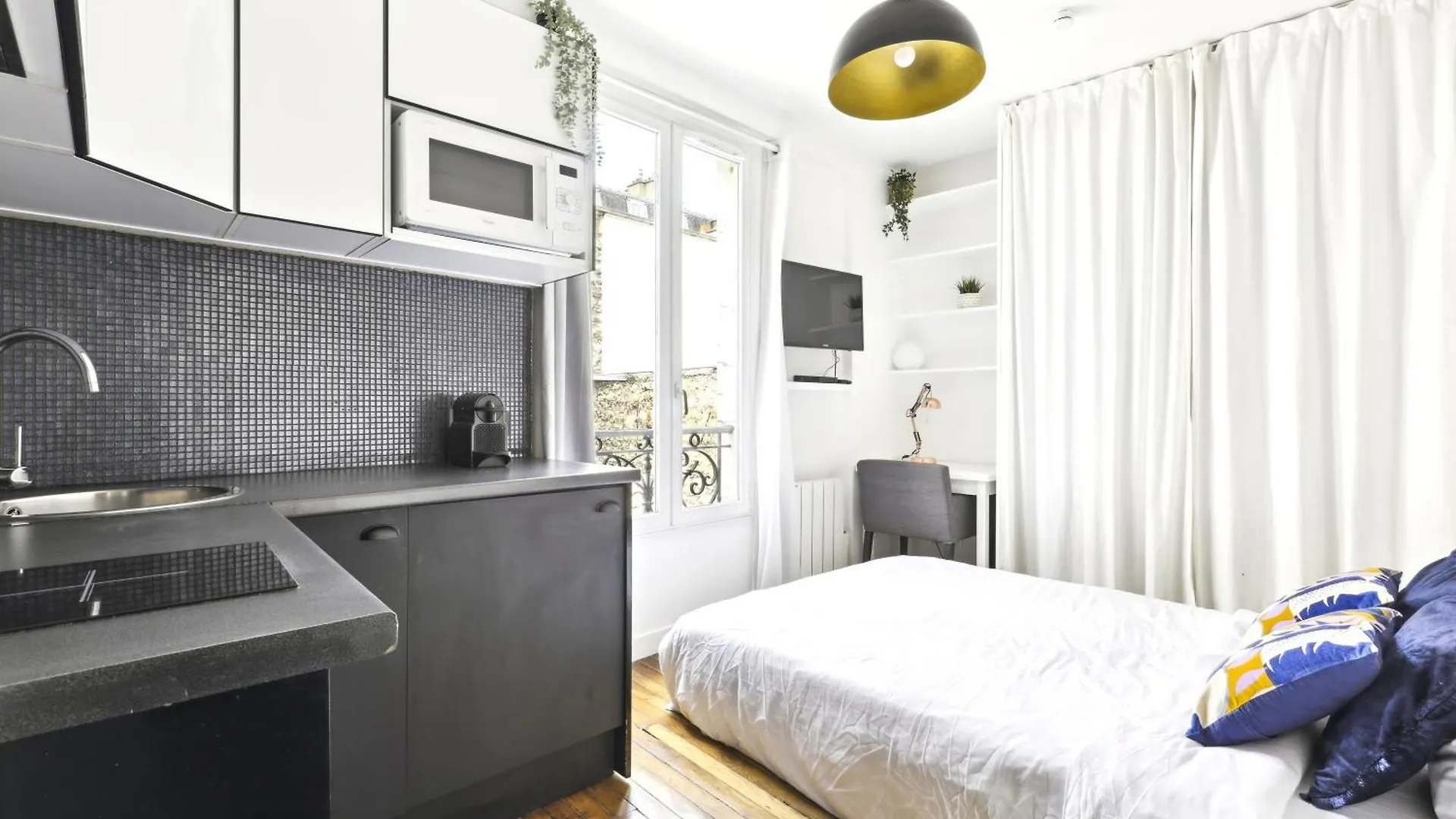 Lovely Top Floor Studio Near Montmartre Paris France