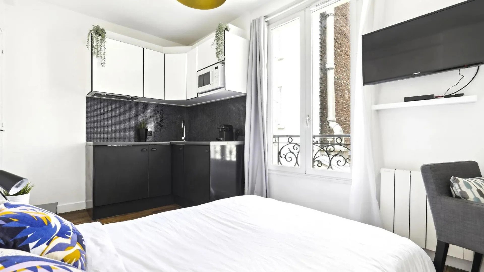 Lovely Top Floor Studio Near Montmartre contacts