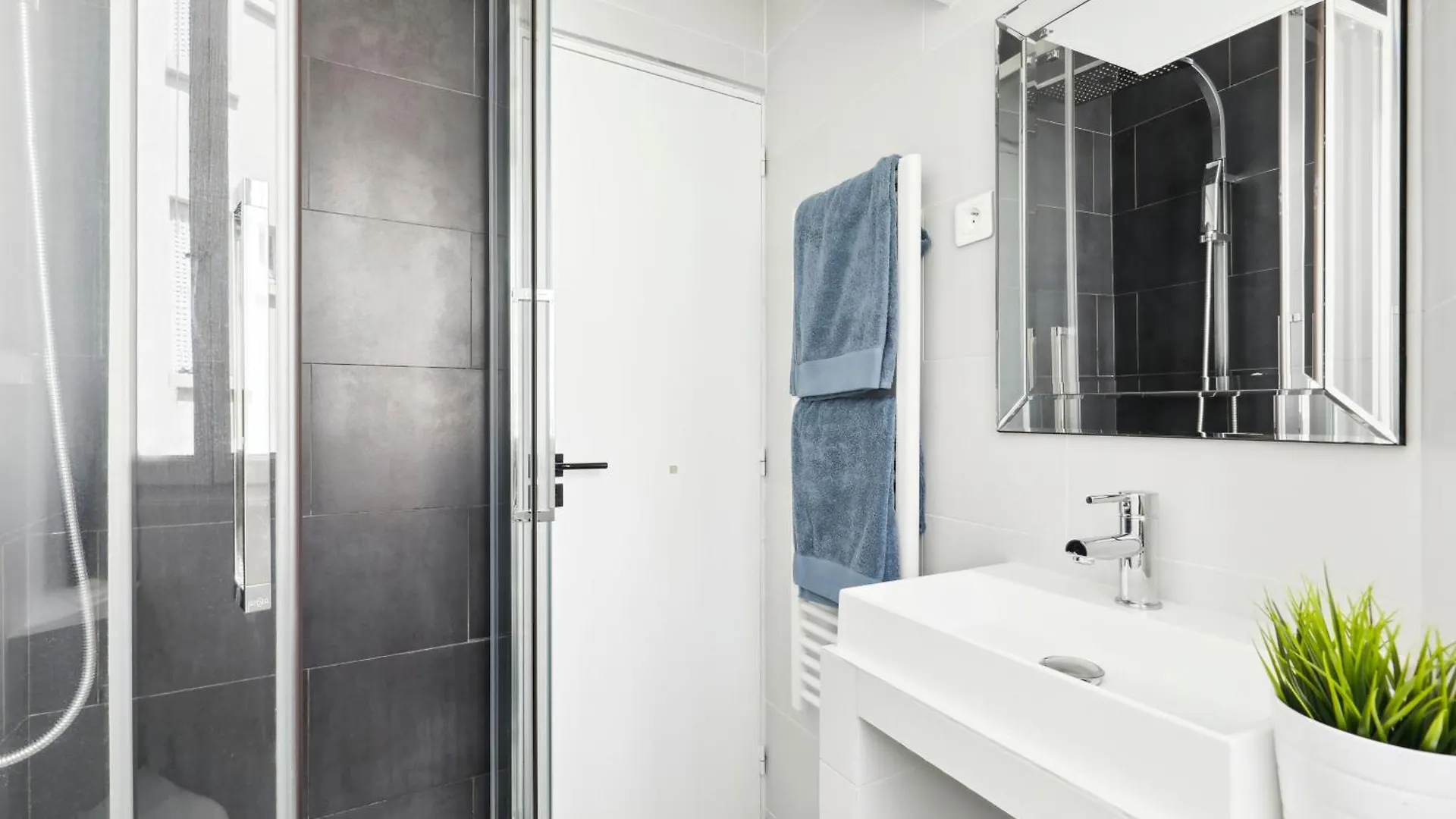 Lovely Top Floor Studio Near Montmartre Paris